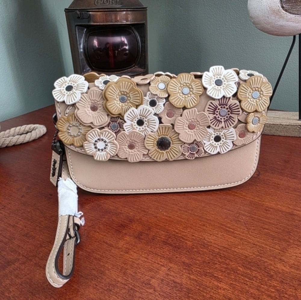 Coach 1941 Tea Rose 58181 Applique Chalk Tan Leather Clutch Wristlet Bag